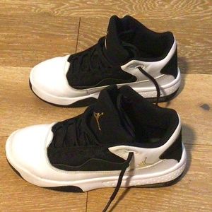 Air Jordan aura 2 Oreo gold